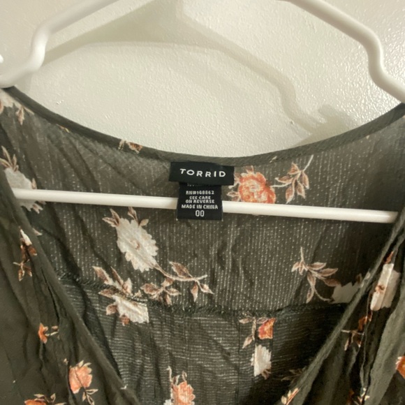 Torrid green floral flutter sleeve top - Picture 5 of 7